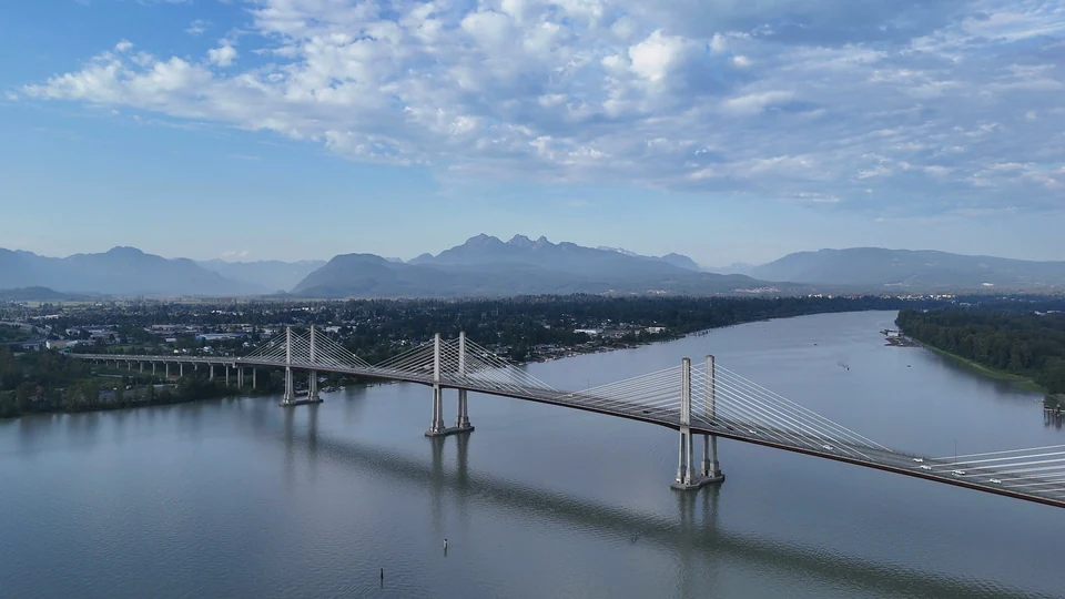 Photogramme aérien réel d’un pont, d’une rivière et des montagnes en Colombie-Britannique