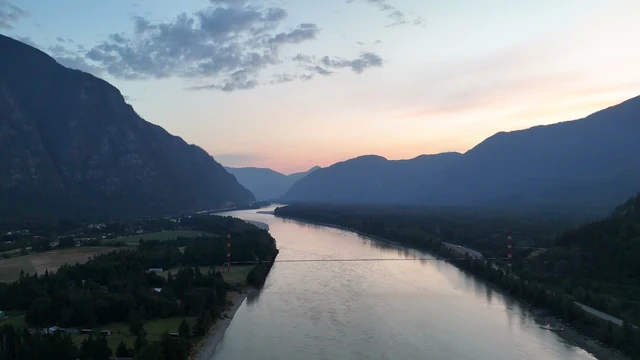Photogramme aérien réel d’une vallée au crépuscule en Colombie-Britannique