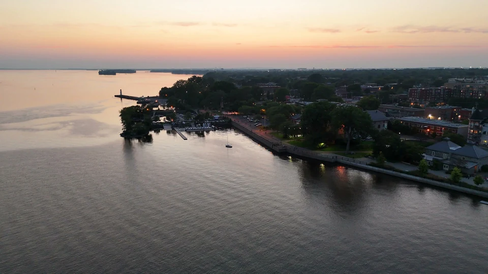 Photogramme aérien réel de Lachine à l’heure dorée