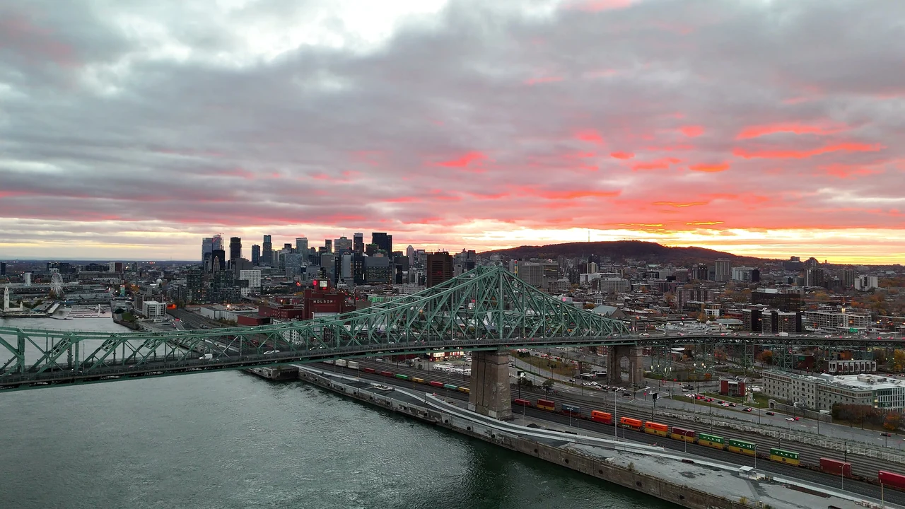 Vue aérienne du pont Jacques-Cartier et de Montréal au coucher du soleil
