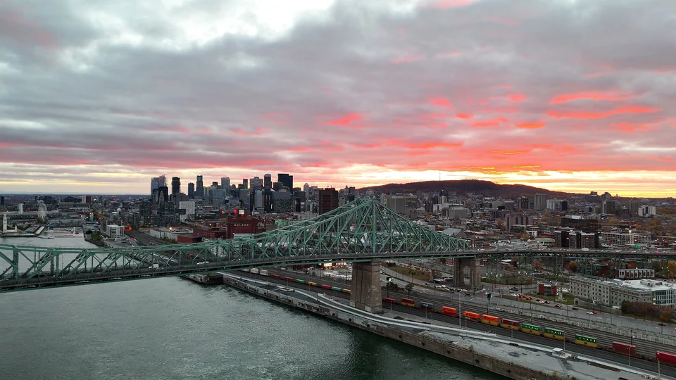 Photogramme aérien réel de Montréal et du pont Jacques-Cartier au coucher du soleil